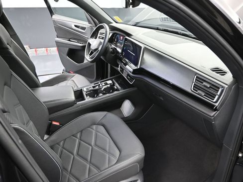 Used 2024 Volkswagen Atlas Cross Sport SE image 48