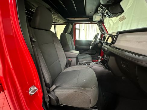 Used 2025 Jeep Wrangler Unlimited Sahara w/ Safety Group AWD/4WD image 15