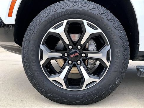 Used 2025 GMC Yukon AT4 w/ AT4 Premium Package AWD/4WD image 11