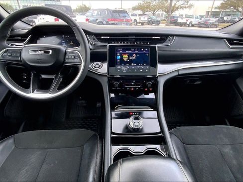 Used 2023 Jeep Grand Cherokee L Laredo image 16