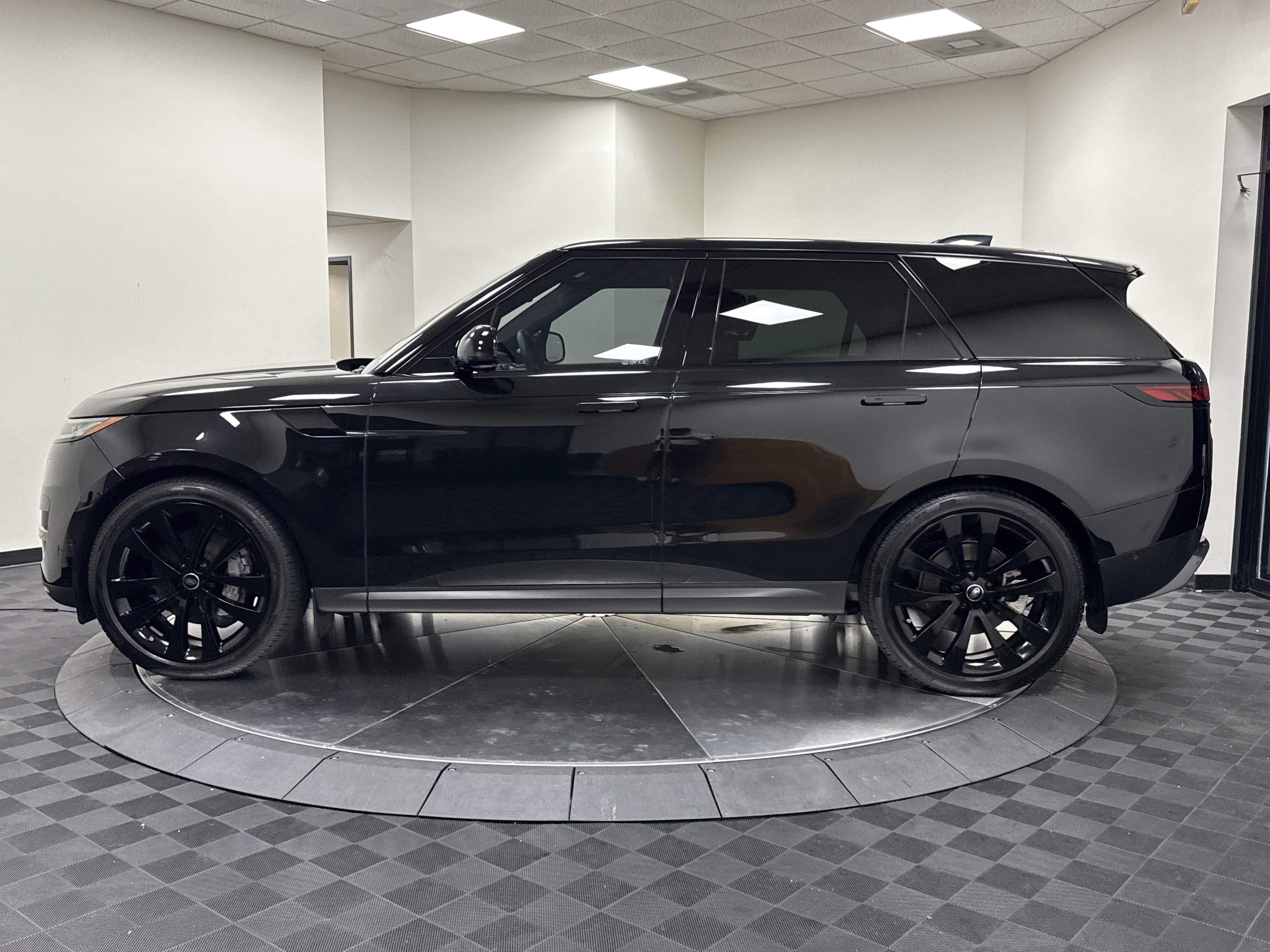 Used 2025 Land Rover Range Rover Sport SE AWD/4WD image 4