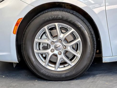 Used 2022 Chrysler Pacifica Touring-L FWD image 25