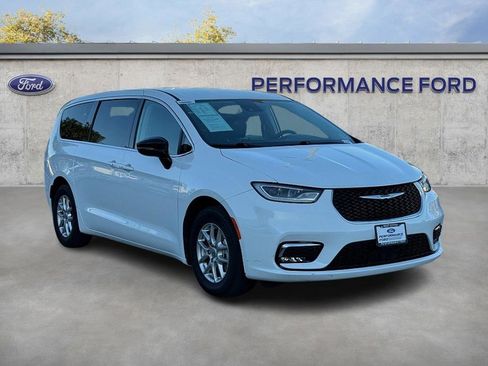 Used 2024 Chrysler Pacifica Touring-L image 4