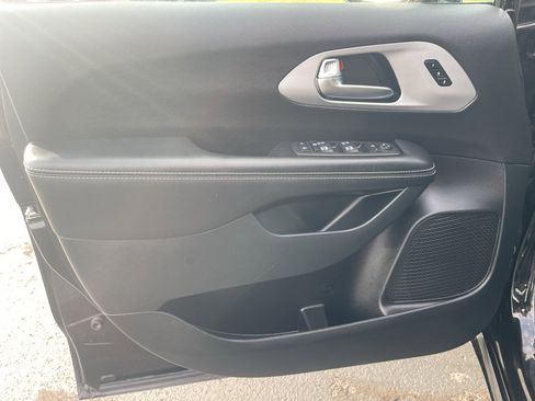 Used 2025 Chrysler Pacifica Limited image 20