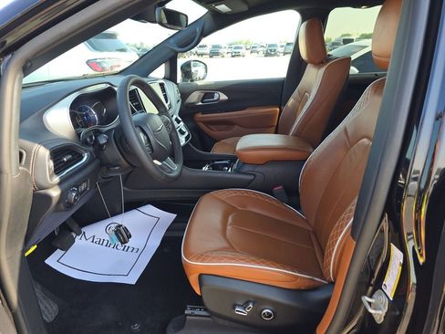 Used 2024 Chrysler Pacifica Pinnacle FWD image 7