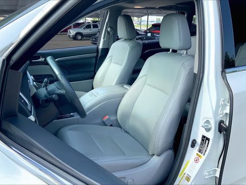 Used 2017 Toyota Highlander Limited FWD image 8