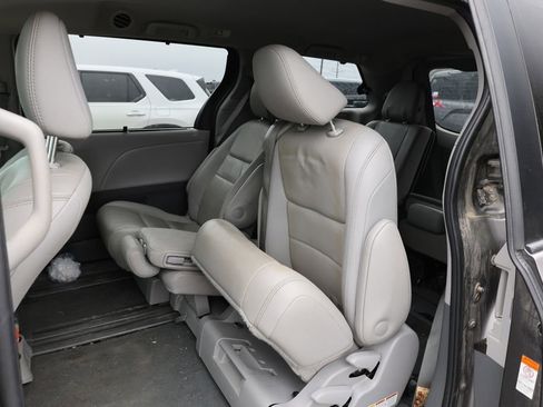 Used 2020 Toyota Sienna XLE image 14