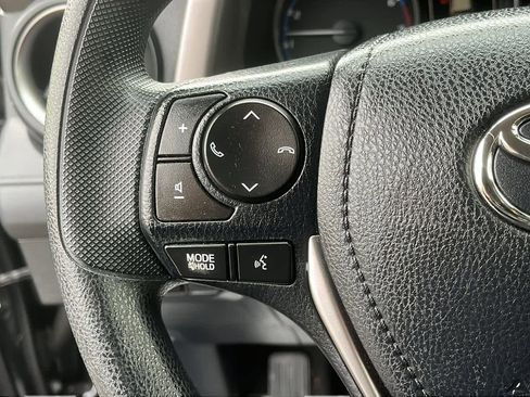 Used 2018 Toyota RAV4 LE image 12