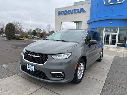 Used 2023 Chrysler Pacifica Touring-L image 14