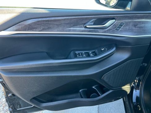 Used 2024 Jeep Grand Cherokee L Limited w/ Luxury Tech Group II image 15