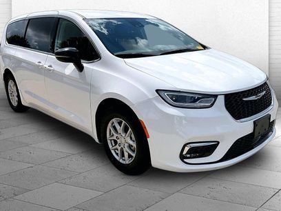 Used 2024 Chrysler Pacifica Touring-L