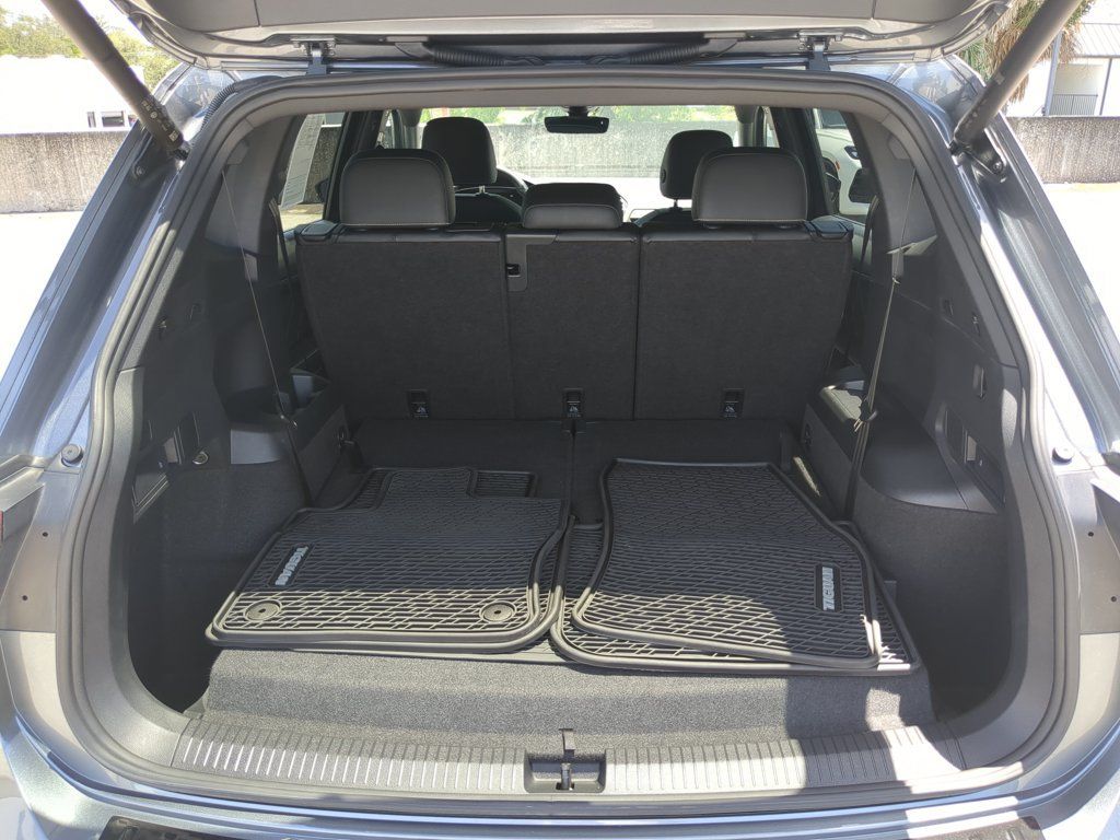 Certified 2024 Volkswagen Tiguan SE R-Line FWD image 9