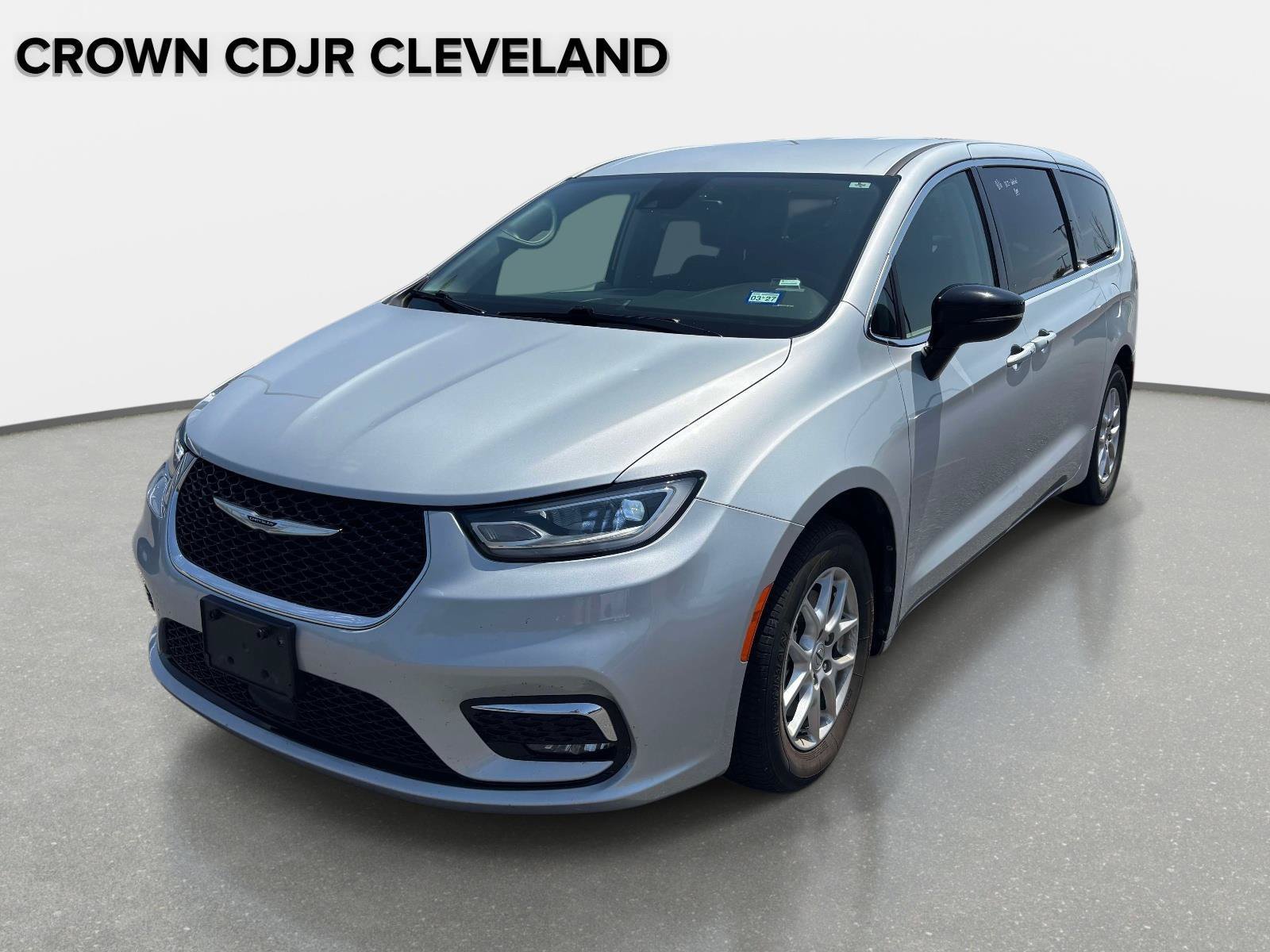 Used 2024 Chrysler Pacifica Touring-L FWD image 1