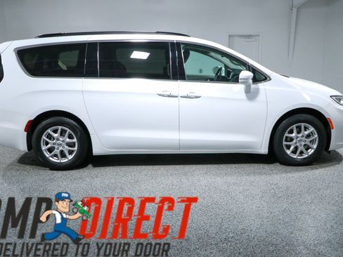 Used 2022 Chrysler Pacifica Touring-L FWD image 6
