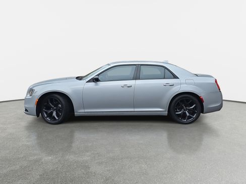 Used 2023 Chrysler 300 Touring w/ Sport Appearance Package image 8