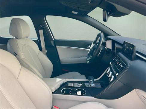 Used 2023 Genesis G70 2.0T image 15