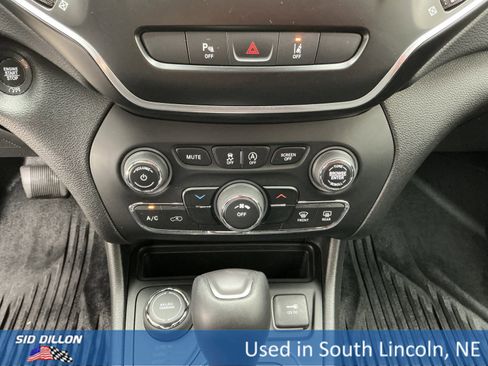 Used 2021 Jeep Cherokee Latitude Lux w/ Mopar Interior Package image 12