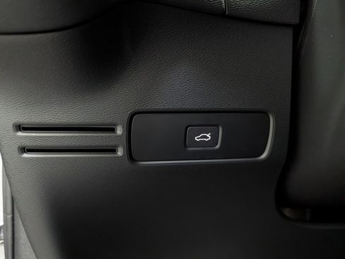 Used 2024 Volvo XC40 B5 Ultimate w/ Protection Package Premier image 21