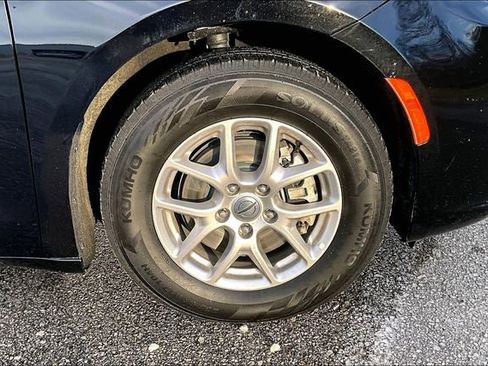 Used 2024 Chrysler Pacifica Touring-L image 8