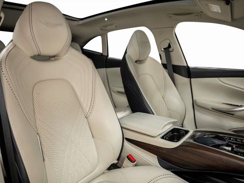 Used 2021 Aston Martin DBX image 28