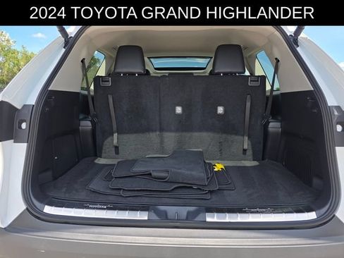 Used 2024 Toyota Grand Highlander AWD image 16