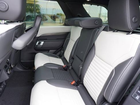 New 2024 Land Rover Discovery Metropolitan Edition image 9