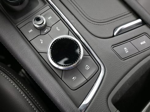 Used 2024 Cadillac XT6 Luxury image 30