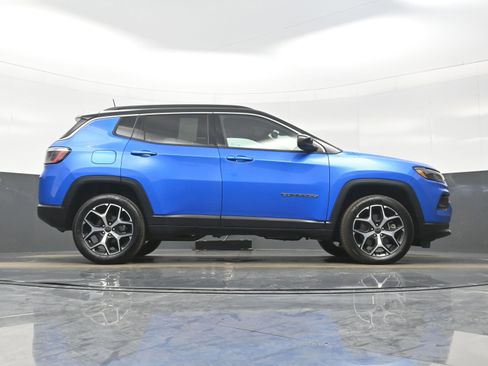 Used 2025 Jeep Compass Limited image 29