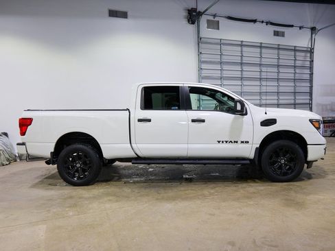 Used 2019 Nissan Titan SV w/ SV Convenience Package image 2