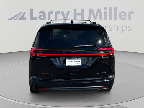 Used 2025 Chrysler Pacifica Limited FWD image 4