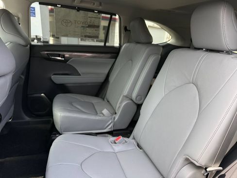 New 2026 Toyota Highlander Platinum AWD/4WD image 37