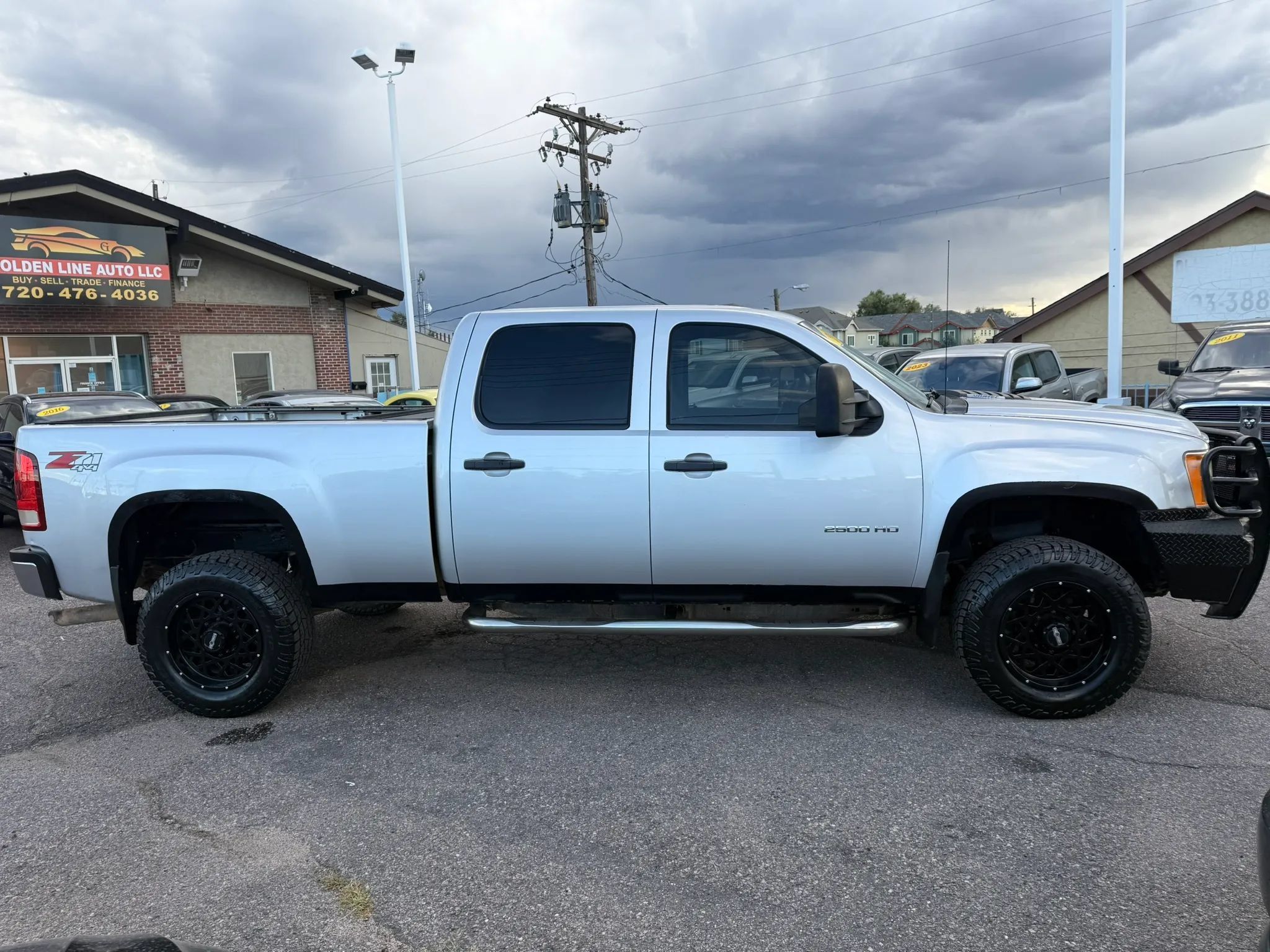 Used 2011 GMC Sierra 2500 SLE w/ SLE Preferred Package AWD/4WD image 9