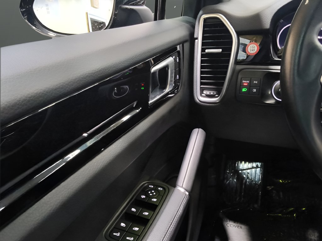 Used 2023 Porsche Cayenne Coupe AWD/4WD image 25