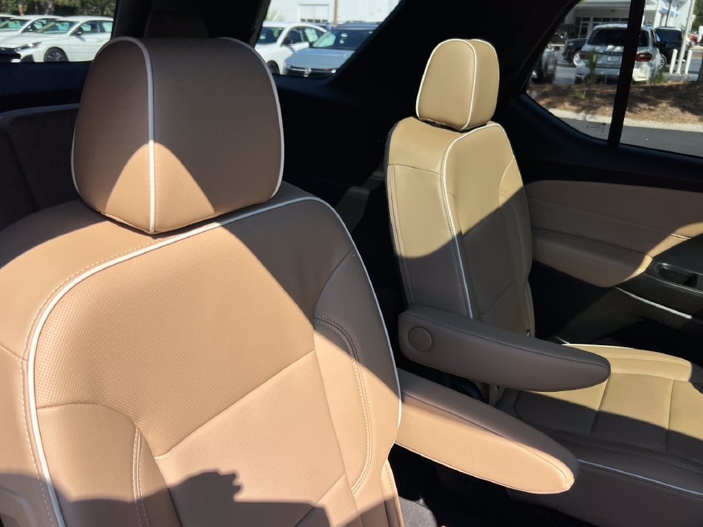 Used 2023 Chevrolet Traverse Premier FWD image 24