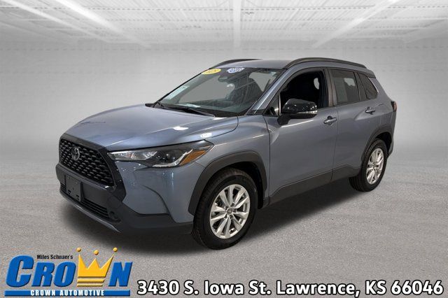 Used 2025 Toyota Corolla Cross LE FWD image 1