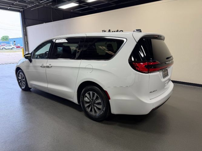 Used 2024 Chrysler Pacifica Limited FWD image 2