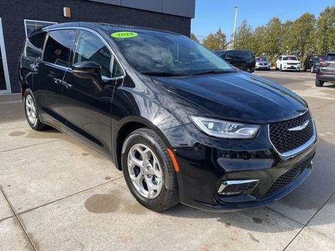 Used 2024 Chrysler Pacifica Limited FWD image 1