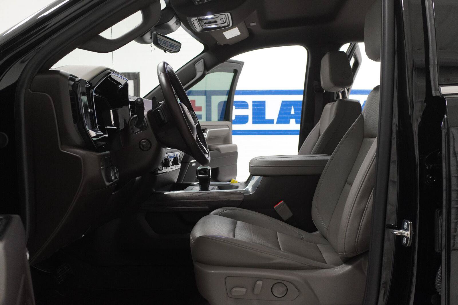 Used 2024 Chevrolet Silverado 1500 LTZ w/ Technology Package RWD image 6
