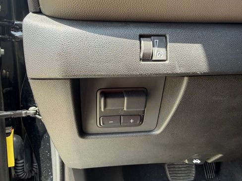 Used 2025 Chevrolet Colorado ZR2 w/ Technology Package AWD/4WD image 13