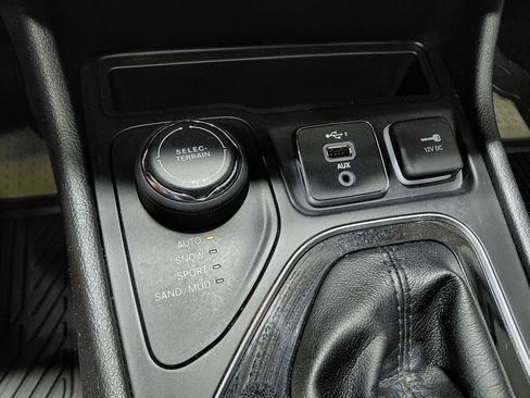 Certified 2019 Jeep Cherokee Limited AWD/4WD image 35