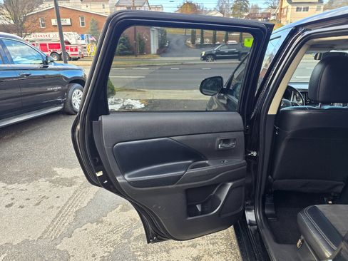 Used 2019 Mitsubishi Outlander SE image 13