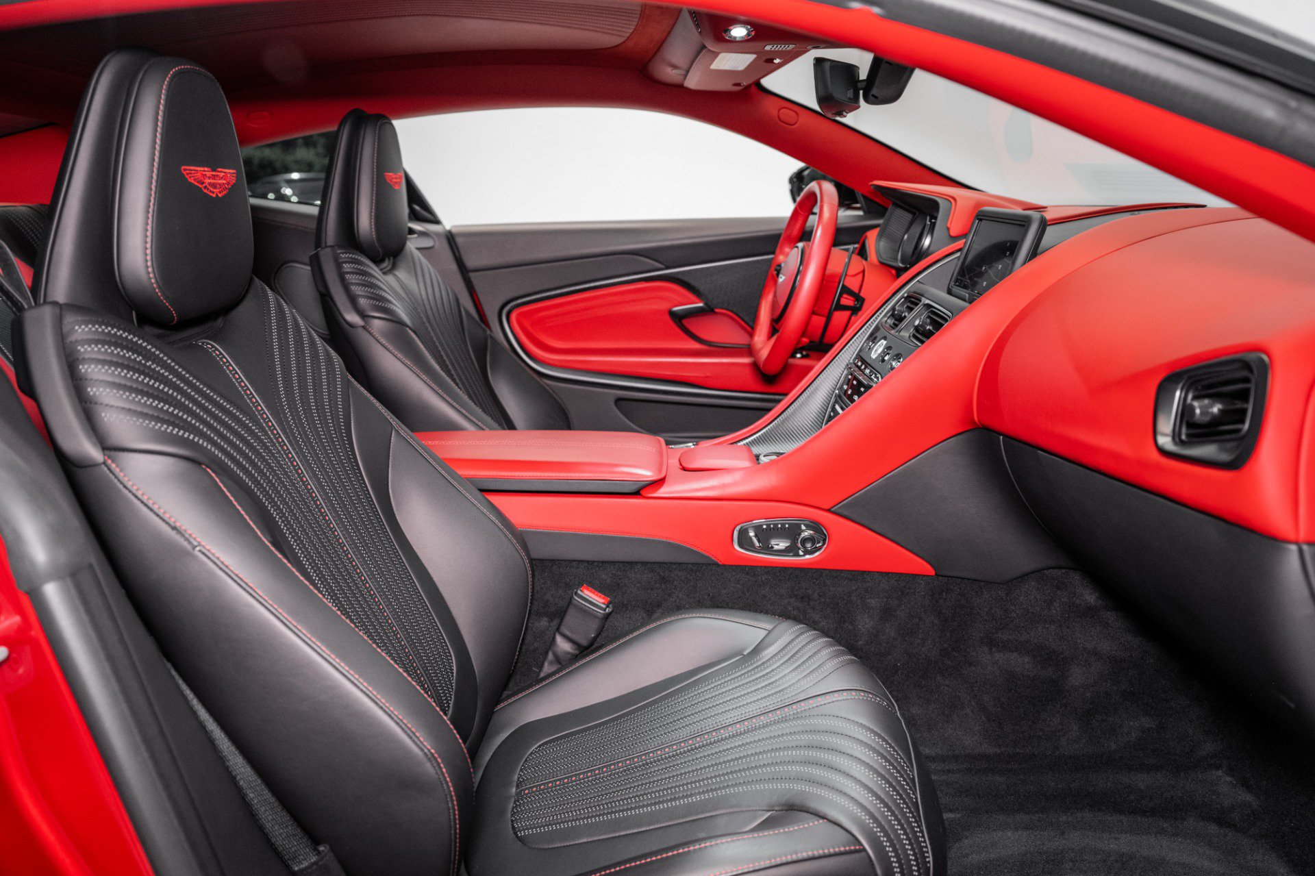 Used 2023 Aston Martin DB11 Coupe RWD image 15