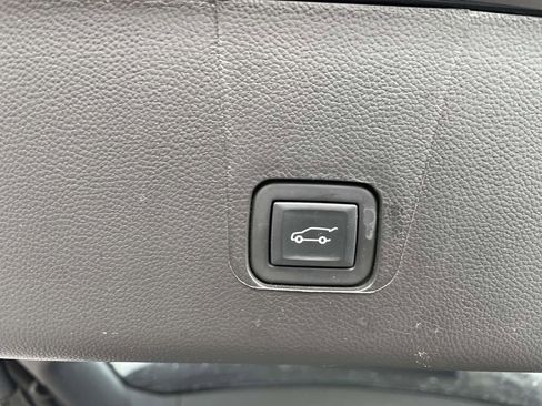 Used 2023 Chevrolet Traverse LT image 49