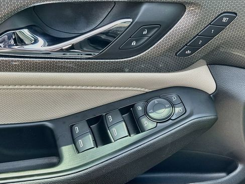 Used 2023 Chevrolet Traverse Premier FWD image 18