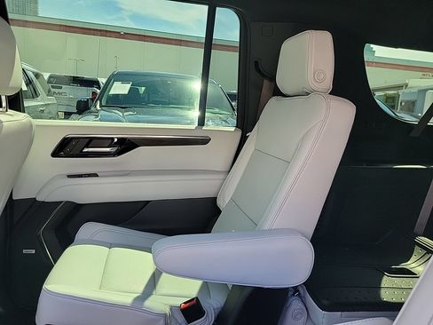 Used 2025 Chevrolet Suburban Premier w/ Sun And Tow Package RWD image 17