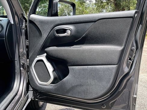 Used 2019 Jeep Renegade Latitude w/ Cold Weather Group AWD/4WD image 28