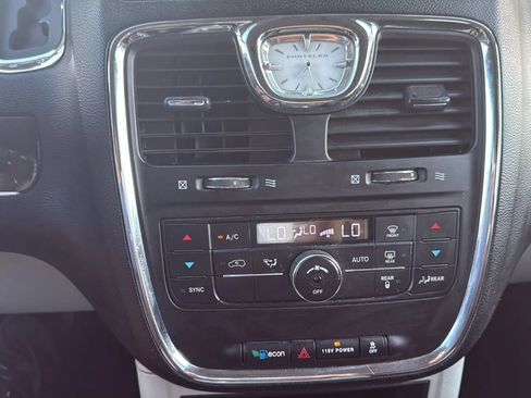 Used 2015 Chrysler Town & Country Touring FWD image 35