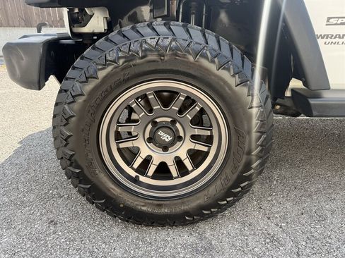 Used 2017 Jeep Wrangler Unlimited Sport w/ Quick Order Package 24S AWD/4WD image 2