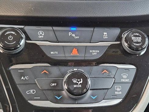 Used 2018 Chrysler Pacifica LX image 13