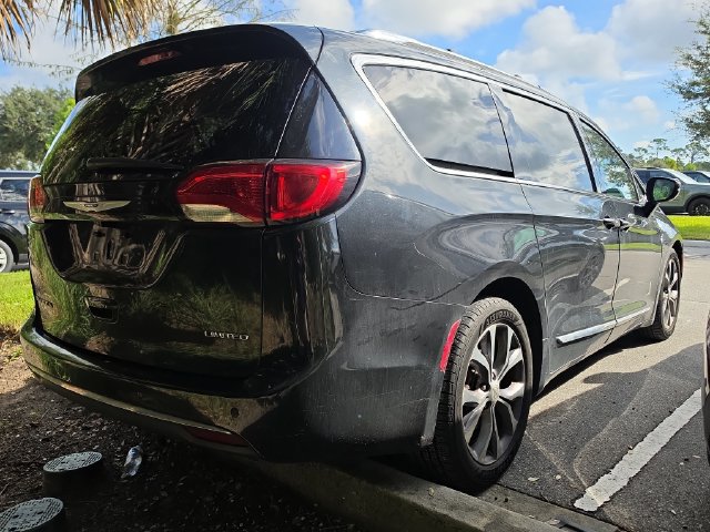 Used 2019 Chrysler Pacifica Limited w/ Tire & Wheel Group FWD image 5